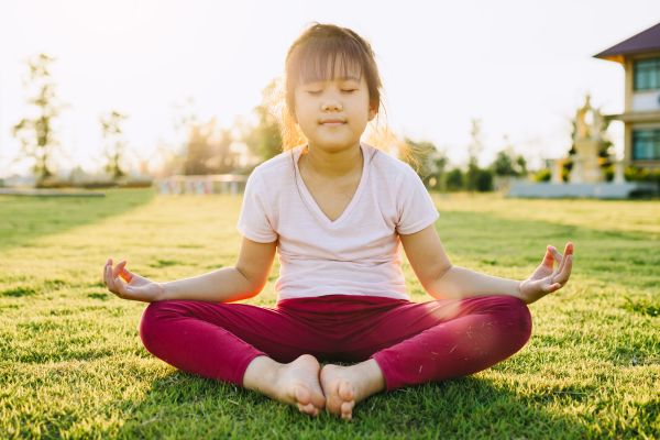 Como o yoga infantil pode promover o desenvolvimento motor e emocional