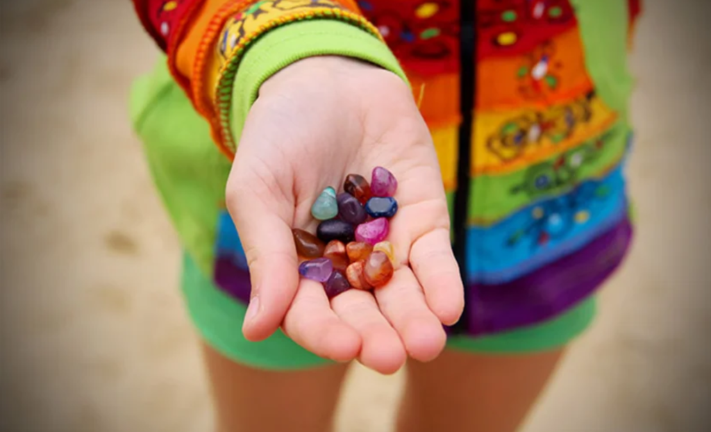 Cristaloterapia para crianças: Como escolher pedras que acalmam e equilibram